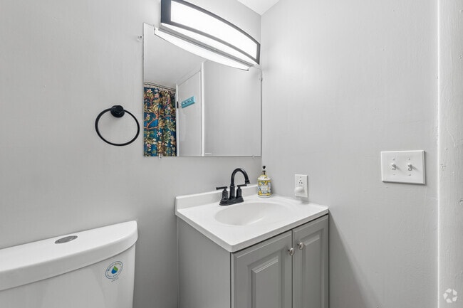 2BR, 1.5BA - 925SF - Primary Bathroom