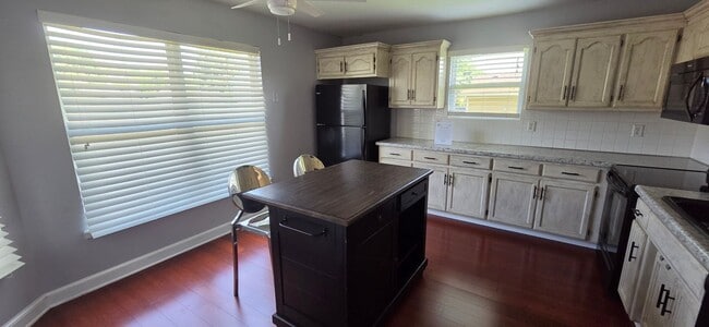 Photo - Beautiful 3 bedroom, 2 bath home in Grain Valley, MO!