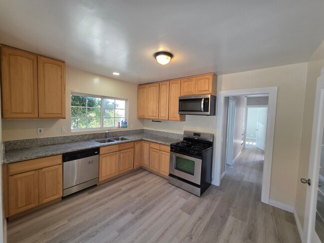 Photo - 270 Newport Ave Unidad B