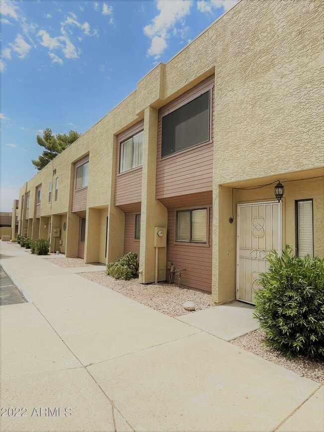 Building Photo - EXCELLENT TOWNHOME IN TEMPE!