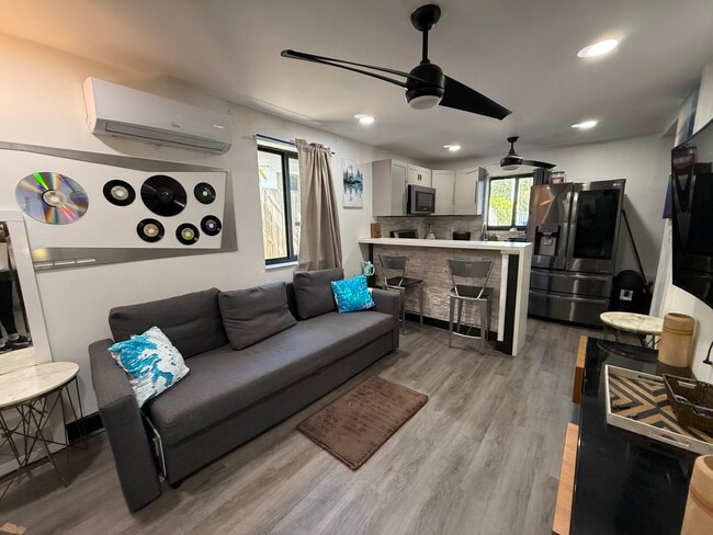 Building Photo - 168 NW 53rd St Unit 4