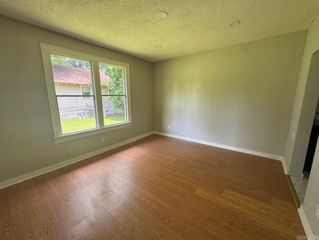 Photo - 3321 Anna St