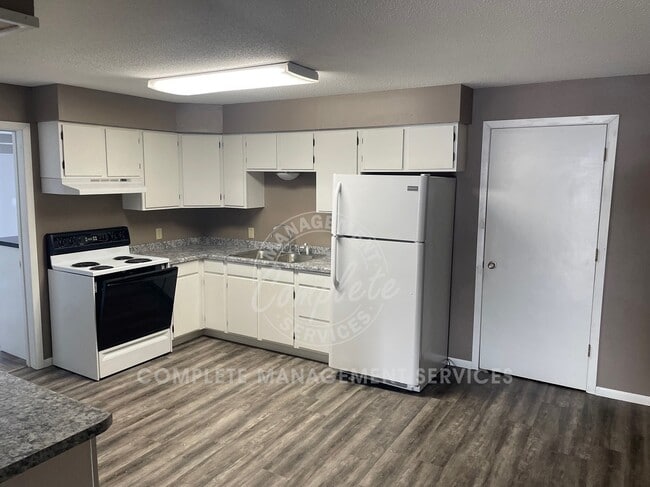 Photo - 212 W James St