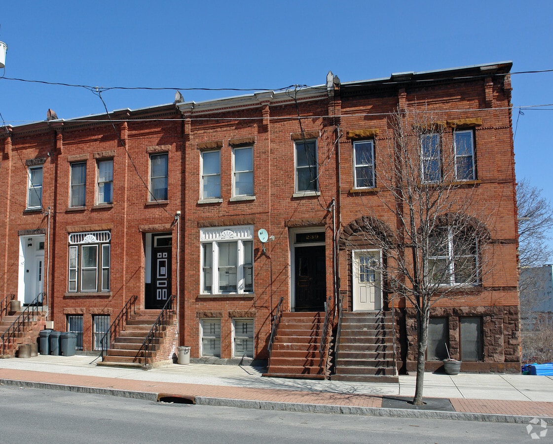 Photo - 239 N Pearl St Apartments