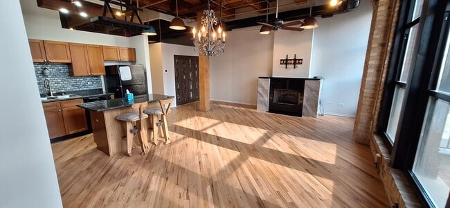 Building Photo - 226 N Clinton St Unit 321