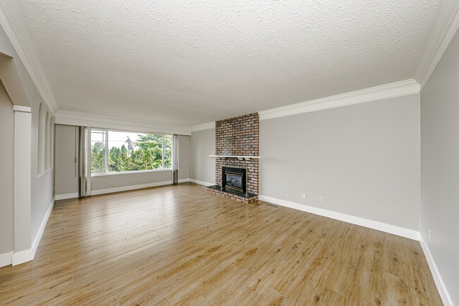 Photo - 15398-15328 28 Ave