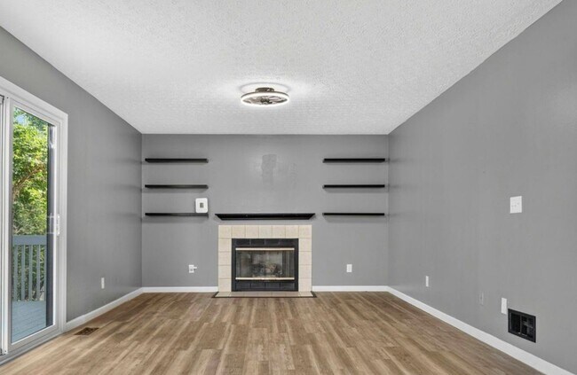 8472 Kingsley Dr