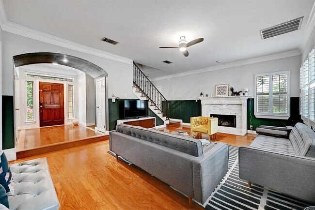 Photo - 1111 E Riverside Dr