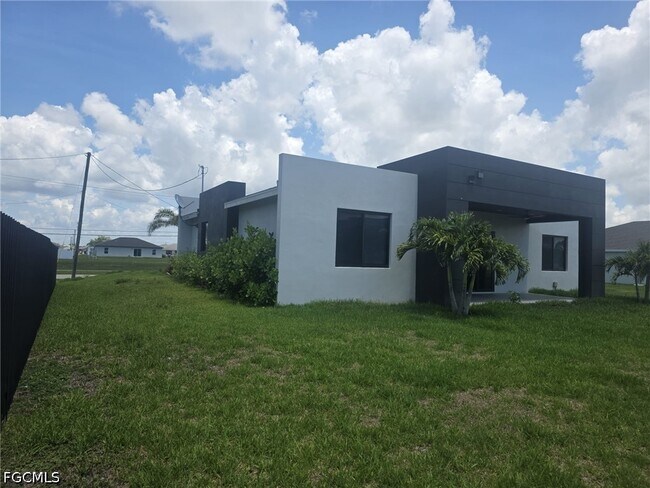 Photo - 1220 Chiquita Blvd N