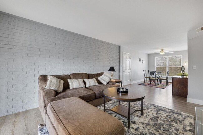 Photo - 1970 Greenpoint Dr Unit 303