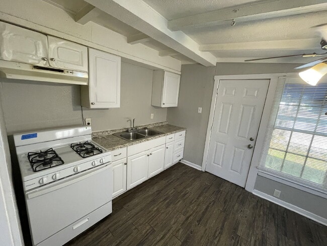 Little Pink House!! Little Pink House!! (1 bed/1bath)