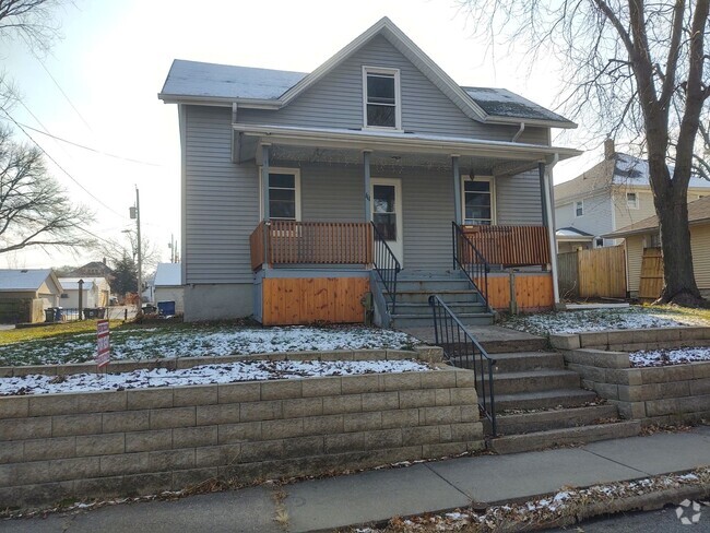 Building Photo - 3 Bedroom 1 Bathroom House in Davenport