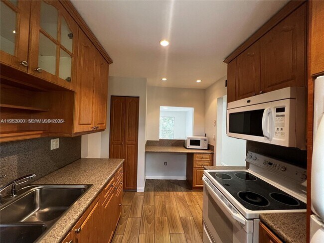 Photo - 4111 Stirling Rd Unit 308