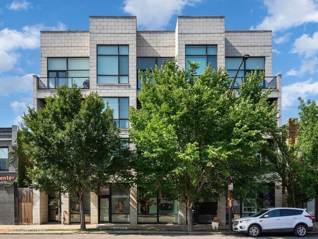 Building Photo - 2550 W Fullerton Ave
