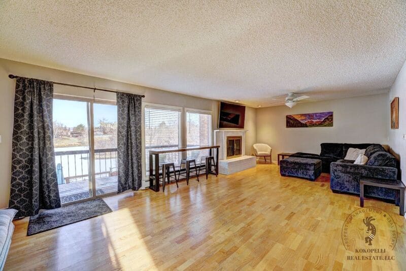 Photo - 1020 Lakeside Court - 1