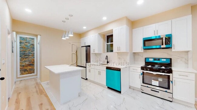 Building Photo - ** GUT RENOVATED ** 3 BEDROOM ** PRIME ASTORIA ** 2 MIN TO N/W