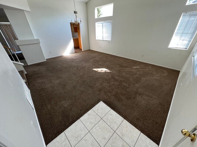 Photo - Craiglist: 2.5 ba, 2 story house, Li rm, F...