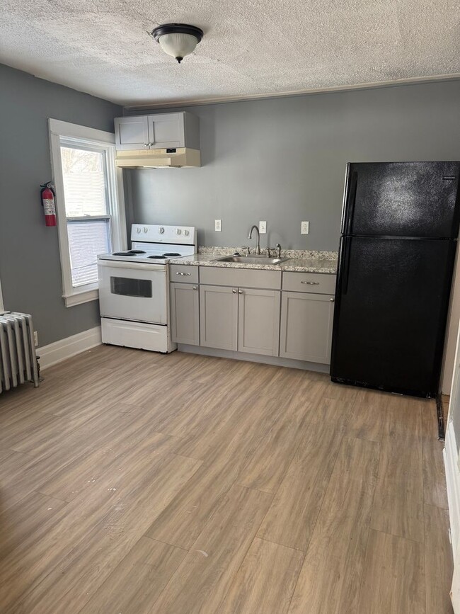 Building Photo - Spencer Unit Down-Front