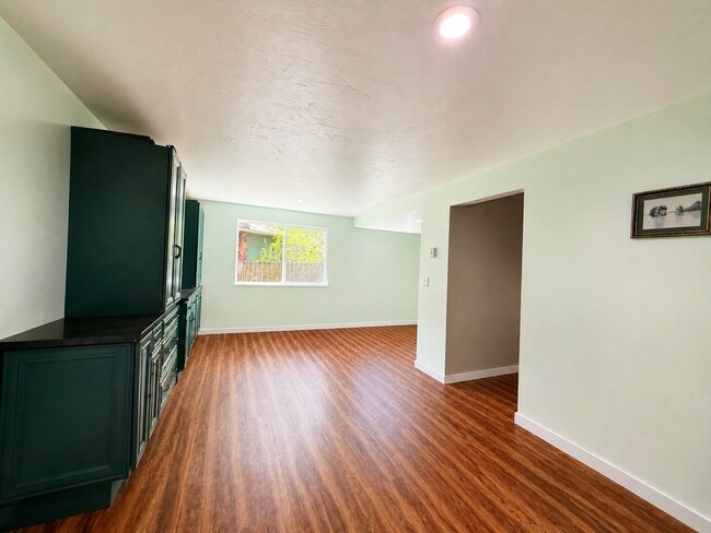 Photo - 716 Parkway Ct NE