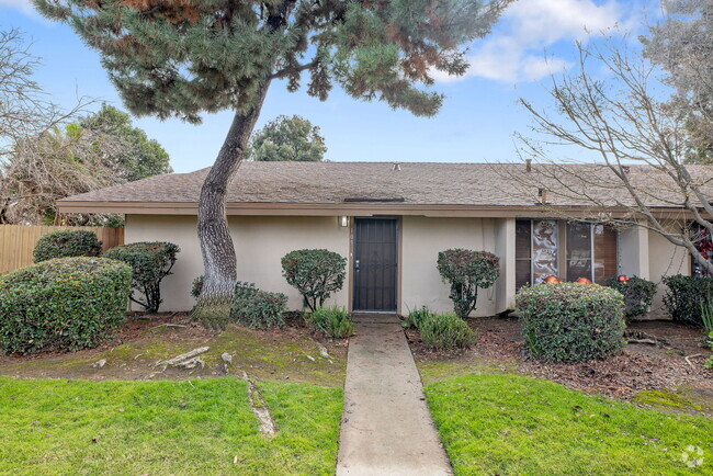 Building Photo - 4814 E Rialto Ave Rental