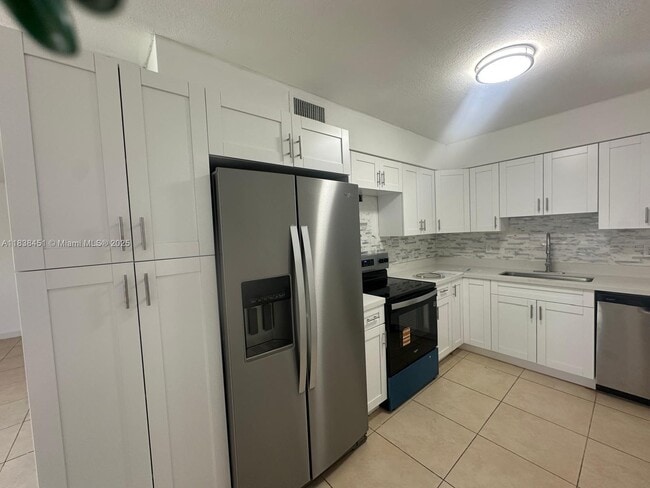 Building Photo - 700 SW 67th Ave Rental