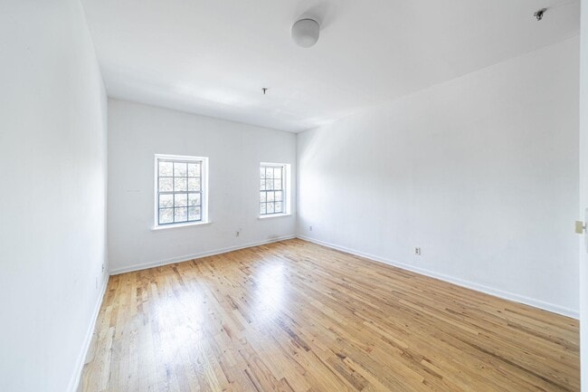 Building Photo - 227 Christopher Columbus Dr Unit 319B