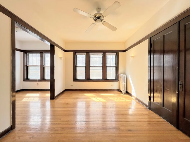 Building Photo - 820 W Waveland Ave Rental