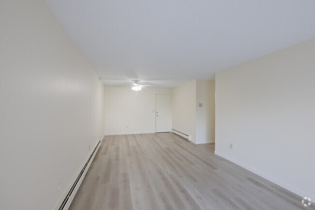 2 BR, 1 BA - 950 SF