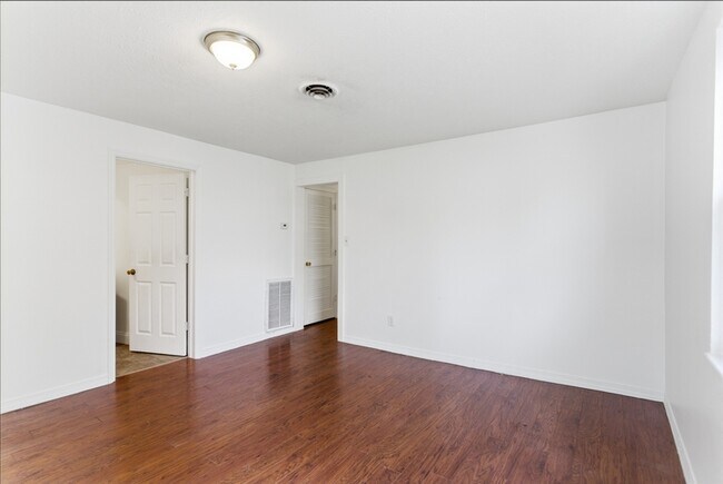 Photo - 306 E Burwell Ave