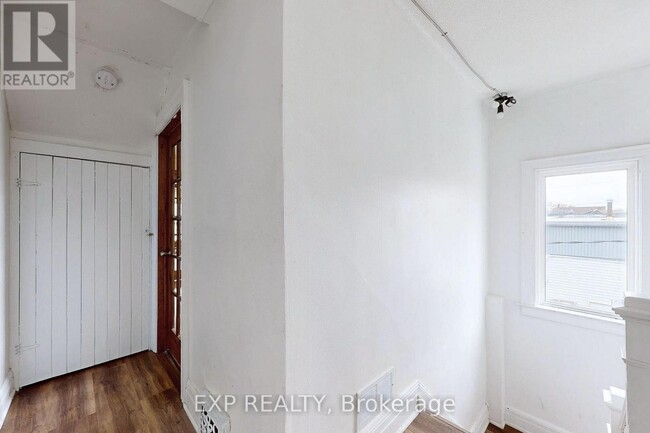 Photo - 15 Colborne St E