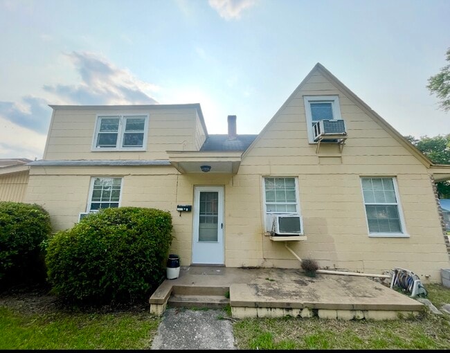 Building Photo - VP Real Estate 21 Unit 2 - Main Upper Rental