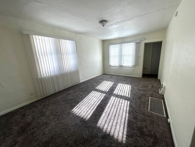 Photo - 18 8th Ave NW