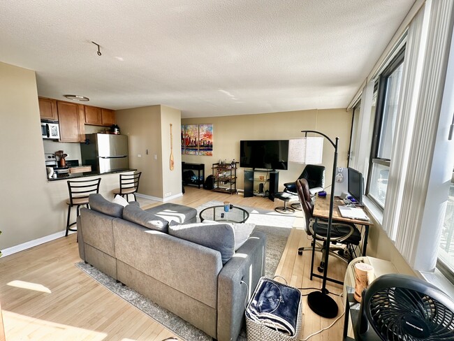 Photo - 2740 N Pine Grove Ave Unidad 12F