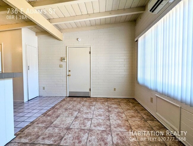 Photo - 736 E Adams St
