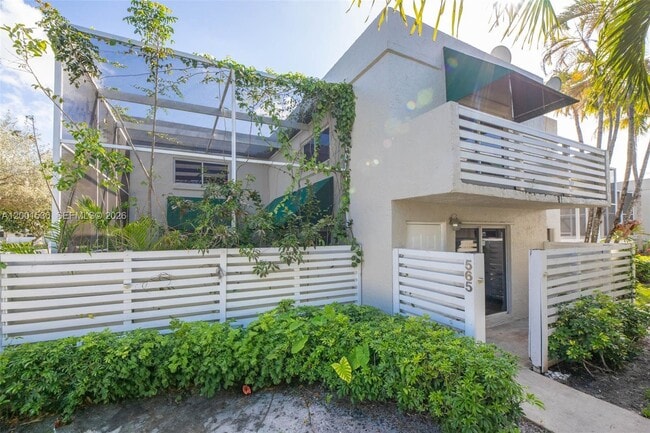 Building Photo - 565 NW 97th Ave