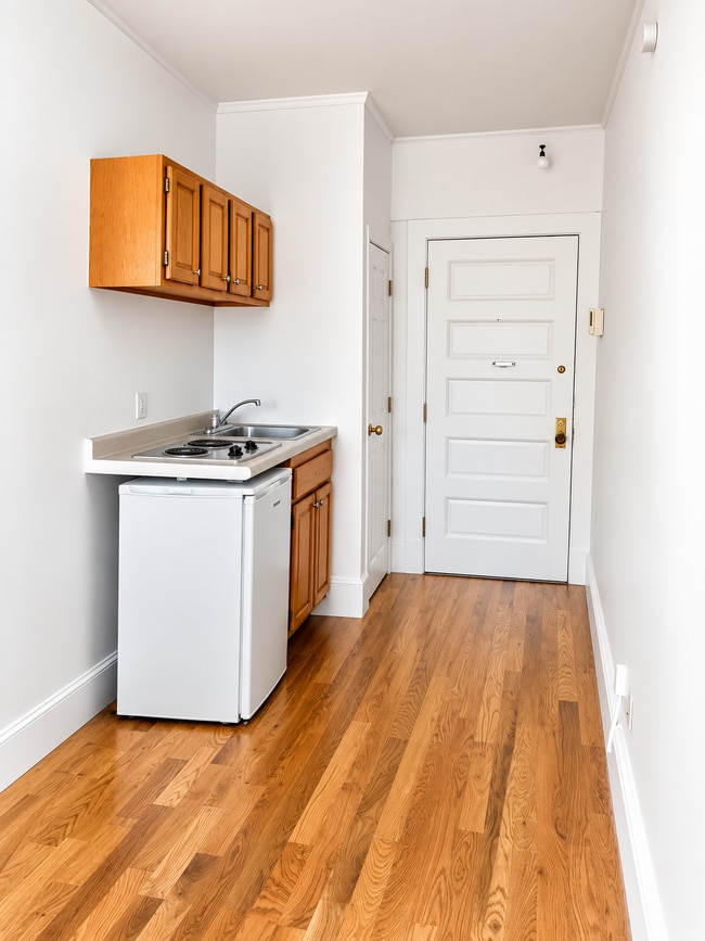 Building Photo - 1044 Beacon St Unit 9T