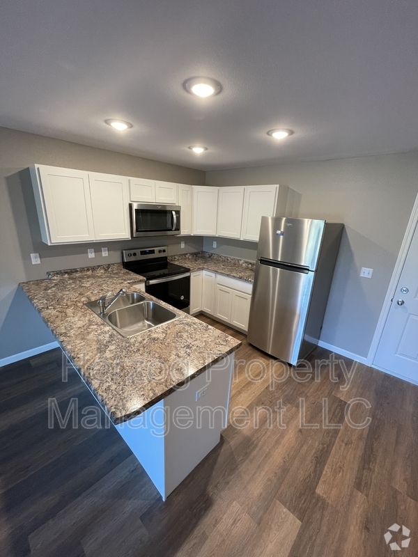 Building Photo - 1011 30th St NW Unit Apt. 121