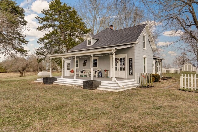 Building Photo - Charming Country Home — 4 Bed | 1 Bath | 1,500 Sq Ft