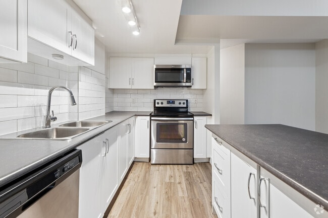 1BR, 1BA - 755SF - Kitchen