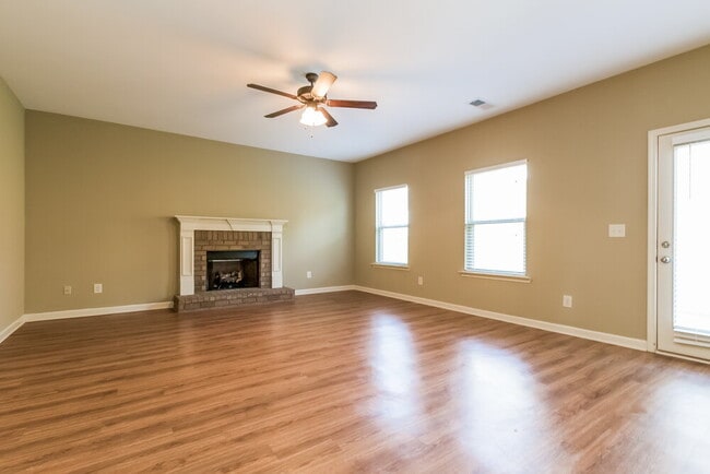 Photo - 44 Hamil Ct NW