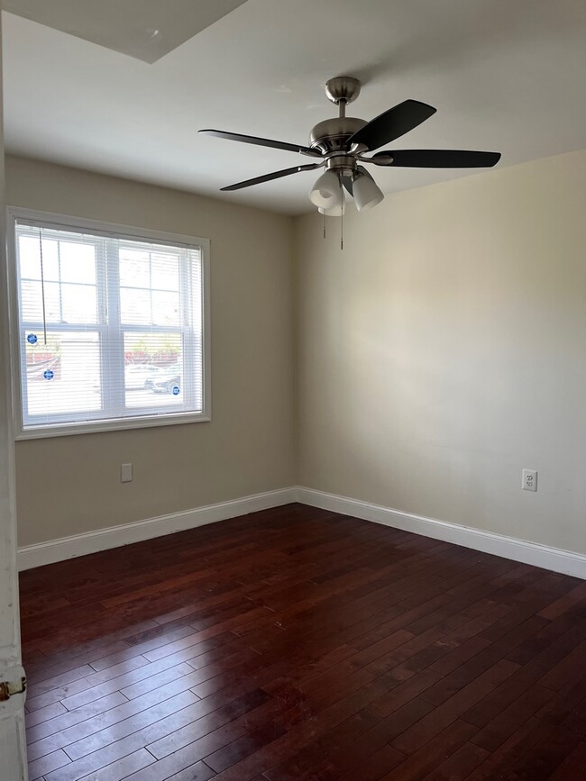 Bedroom - 912 Barnaby St SE Unidad 103