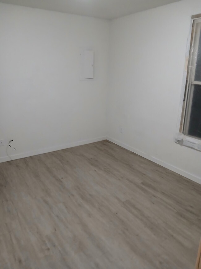 Photo - 941 W 8th St