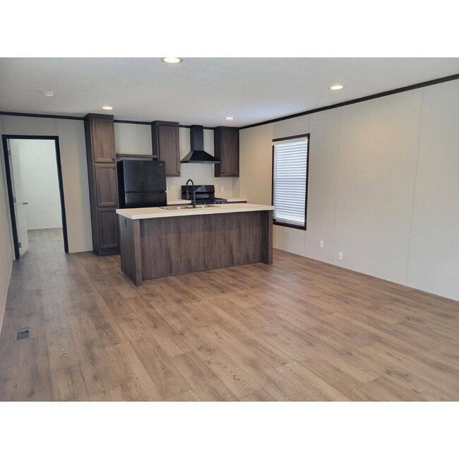 Photo - 300 W Albert St