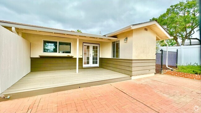 Building Photo - Lovely & Freshly Updated, Remodeled, Paint... Rental