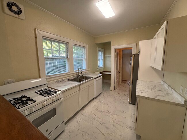 1292 Oxford Rd NE