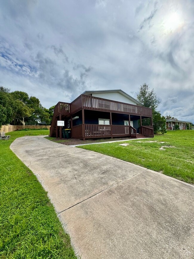 Building Photo - Beautifully Renovated 2-Bed/1-Bath Upstair... Rental