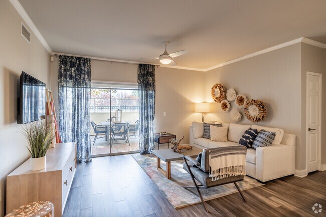 2BR, 2BA - 1,096SF