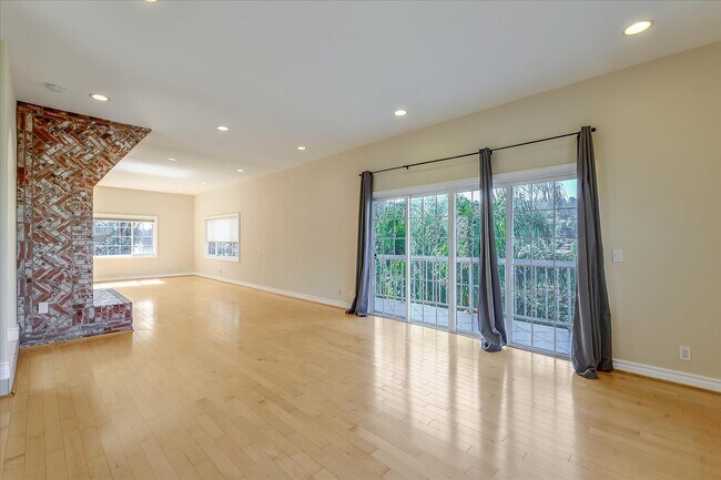 Photo - 3335 N Knoll Dr