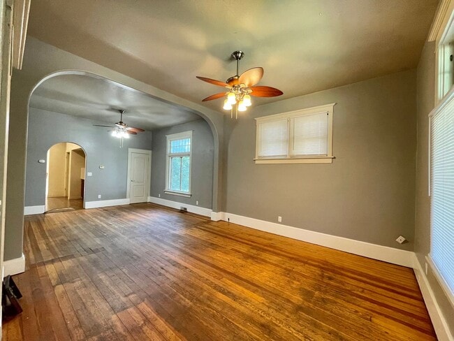 Building Photo - AVAILABLE NOW! Move-In Special! Half Off F... Rental