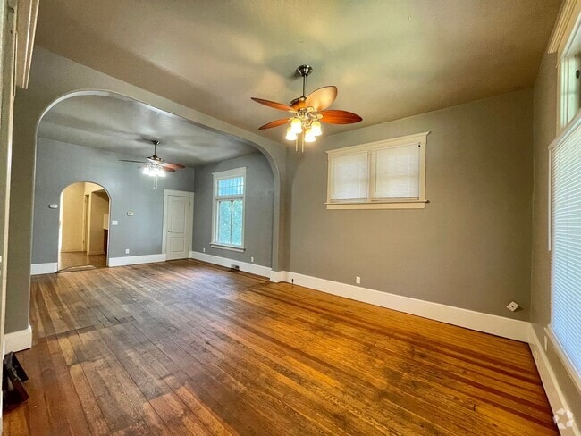 Building Photo - AVAILABLE NOW! Move-In Special! Half Off F... Rental